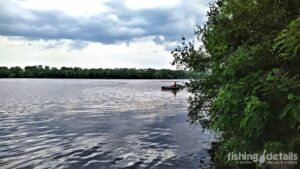 Рибалка у човні на Дніпрі